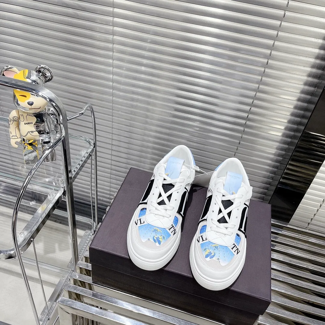 👟👟Ex-factory price 600👟👟 Valentino ONE STUD calfskin lace-up sneakers. Soft suede low-top sneakers, classic and versatile, couple's sneakers, special goods, worth buying! A pair of simple shoes with unique details will save you from the difficulty of dressing. OneStud sneakers, with quilted plaid and oversized rivets, create an eye-catching punk style and get rid of the heavy feeling of this season's clothing. Upraise calfskin derby shoes, with exquisite leather construction and simple silhouette, and smooth lines set the tone of coolness, are a versatile item in the wardrobe. There are more Valentino boutique shoes waiting for you to unlock! It’s time to get the shoes you’ve been coveting for a long time! Officially on sale 7,+++ - Seven straps, decorated with metallic rubber effect. Decoration on the back and tongue. Size 35-44.